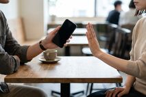 オンラインカジノに交際相手から勧誘された人は要注意！違法性と安全な断り方を分かりやすく解説 