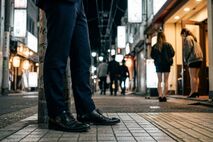 夜職で客から待ち伏せされたらどう対処する？ストーカーの見分け方と身を守る方法 