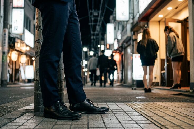 夜職で客から待ち伏せされたらどう対処する？ストーカーの見分け方と身を守る方法 