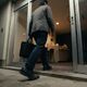 共同経営者が夜間に会社へ出入りする理由は？仕事なのか確かめる方法と注意点
